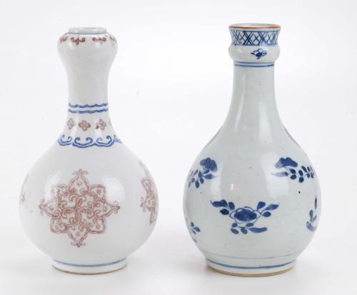 LOTE DE DOS JARRONES CHINOS EN FORMA DE BOTELLAS, SIGLOS XI