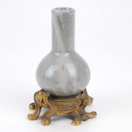 JARRÓN CHINO EN PORCELANA CELADÓN CRAQUELADA, SIGLO XX