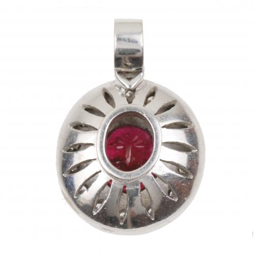 PENDANT WITH GARNET. 