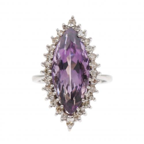White gold set with a marquise-cut central amethyst of 2 cm. and brilliant-cut diamonds of an approx. weight of 0,28 ct.Ring size 19 mm.11,3 gr.
