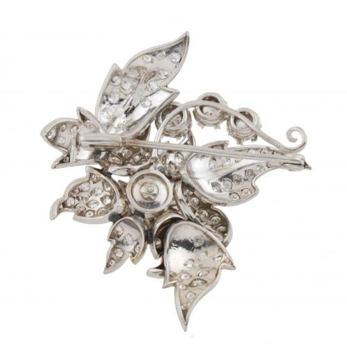 BROCHE FLORAL DE DIAMANTES.