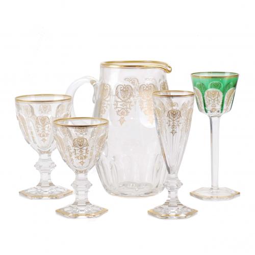 Incluye 12 copas de agua, 12 copas de vino blanco, 6 copas de cava, 12 copas de vino, y 1 jarra de agua.En sus cajas orginales.Jarra alt. 22 cms.