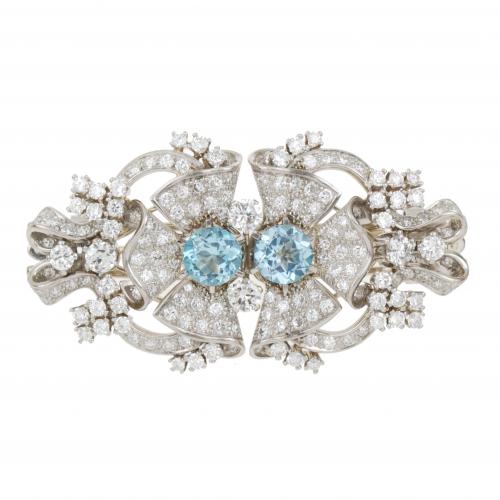 Platinum and white gold with brilliant-cut diamonds of an approx. weight of 9,82 ct. and two round-cut topazes of an approx weight of 4,80 ct.6x3 cm.45,2 gr.