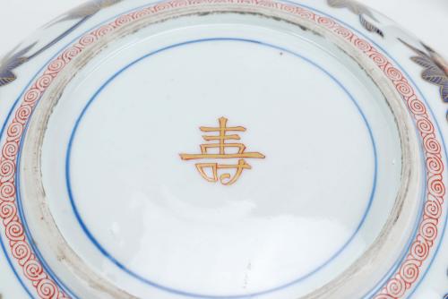 CUENCO Y PLATO ORNAMENTALES EN PORCELANA IMARI, JAPÓN SIGLO