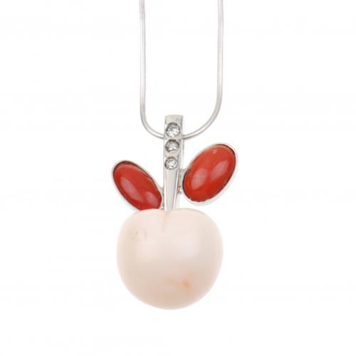 Oro blanco con tres diamantes de talla brillante de un peso total aprox. de 0,10 ct., rematado por una pieza de coral piel de ángel a modo de manzana y dos cabujones en coral rojo mediterráneo del taller de Mario Buccellati.3,5 cm.Cadena cola de gusano en oro blanco.13,1 gr.