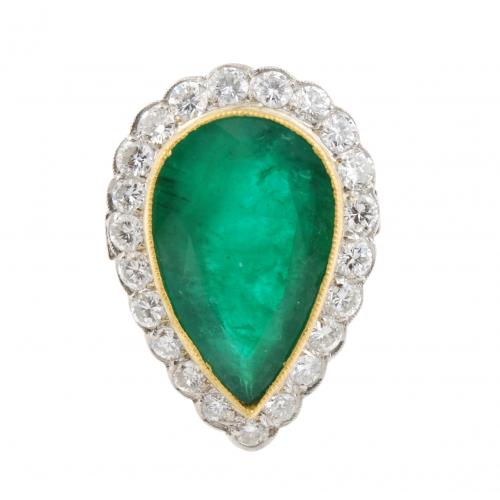 Gold and white gold a with pear-cut emerald of approx. 9 ct. aprox. and brilliant-cut diamonds of approx. 2,20 ct.Ring size 17 mm.7,8 gr.