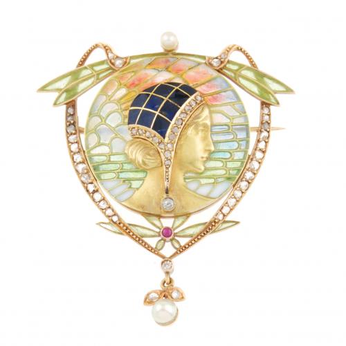 Gold with plique-à-jour enamel, antique-cut diamonds, pearls and a ruby.5,2 x 4,5 cm.15,1 gr.Appears on the catalogue “Els Masriera”, Barcelona, 1996, p. 120, fig. 153. Includes certificate of authenticity by Bagués Masriera.