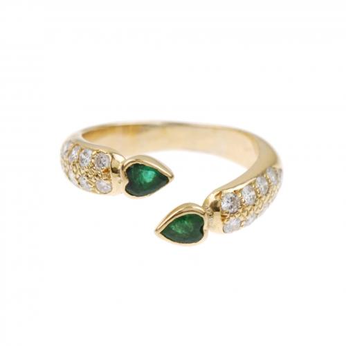 Aro abierto en oro con diamantes de talla brillante de un peso total de 0,20 ct. y dos esmeraldas de talla corazón. Aro de 17 mm.5,1 gr.