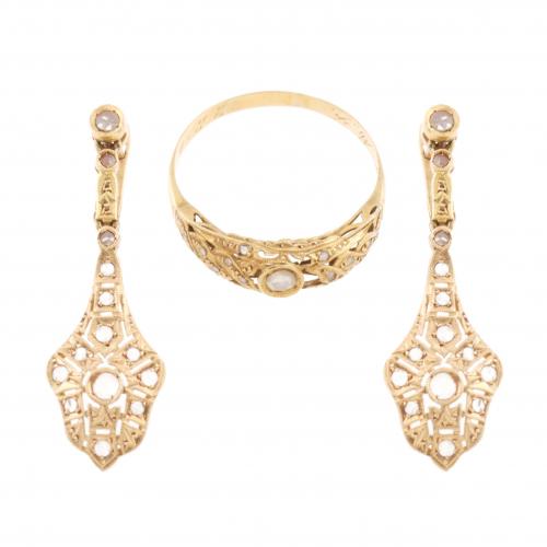 Oro con símil de piedra incolora imitación de diamantes.Aro de 19 mm.Cierre catalán.4,4 gr,
