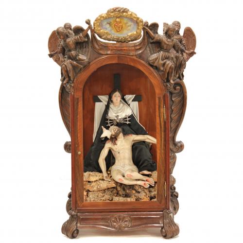 CAPILLA MODERNISTA CON IMAGEN DE LA PIEDAD.