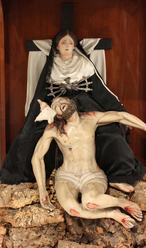 CAPILLA MODERNISTA CON IMAGEN DE LA PIEDAD.