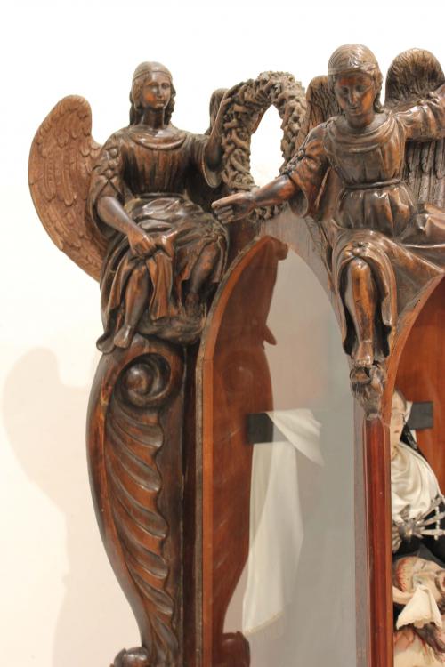 CAPILLA MODERNISTA CON IMAGEN DE LA PIEDAD.