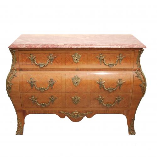 Wood marquetry, gilt bronze handles and key-hole covers, Portuguese pink marble top. 88 x 124 x 54,5 cm.