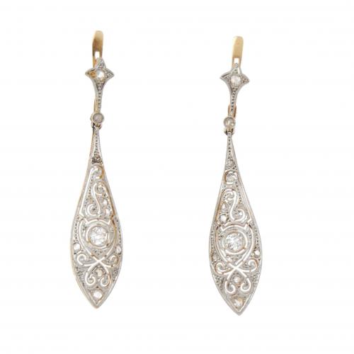 Gold and platinum with rose-cut diamonds of an approx. weight of 0,30 ct.4,5 cm.5,7 gr.French clip.