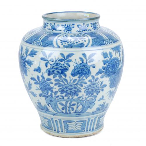 19TH CENTURY CHINESE SCHOOL BLUE AND WHITE PORCELAIN VASE.