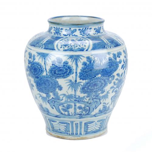 19TH CENTURY CHINESE SCHOOL BLUE AND WHITE PORCELAIN VASE. 