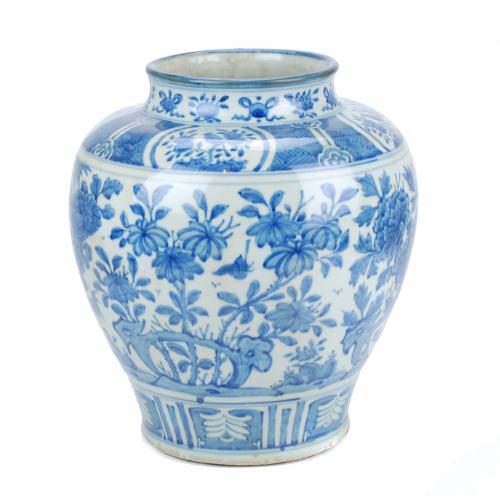 19TH CENTURY CHINESE SCHOOL BLUE AND WHITE PORCELAIN VASE. 