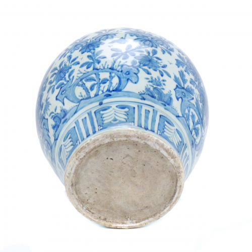19TH CENTURY CHINESE SCHOOL BLUE AND WHITE PORCELAIN VASE. 