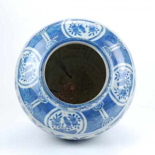 19TH CENTURY CHINESE SCHOOL BLUE AND WHITE PORCELAIN VASE. 