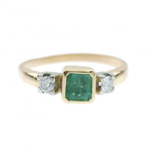 RING WITH EMERALD AND DIAMONDS.