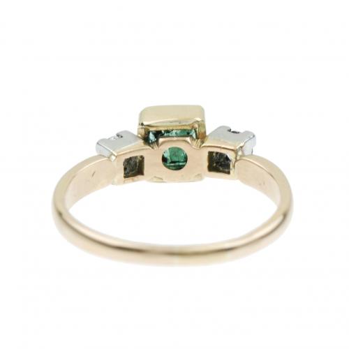 RING WITH EMERALD AND DIAMONDS.