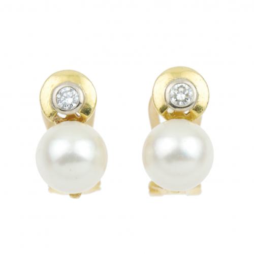 EARRINGS WITH PEARL AND DIAMOND.
