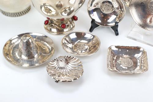 SET OF SILVER PIECES. 