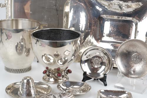 SET OF SILVER PIECES. 