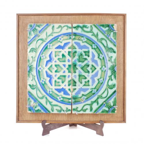PLAFÓN CON DOS AZULEJOS DE CERÁMICA DE CUENCA O ARISTA. SIGLO XIX.