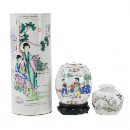 20TH CENTURY CHINESE SCHOOL TRES PIEZAS DE PORCELANA.
