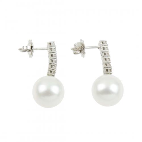 EARRINGS WITH PEARL AND DIAMONDS.