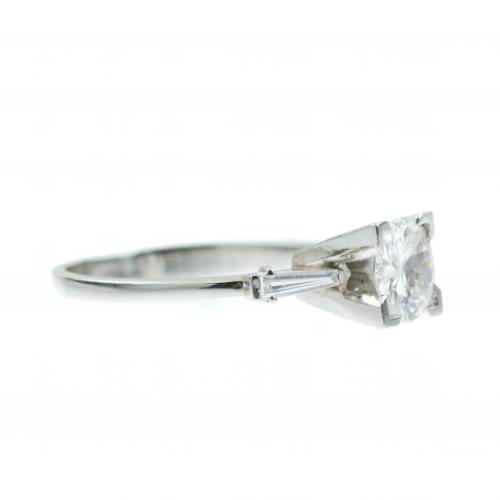 SOLITAIRE DIAMOND RING.