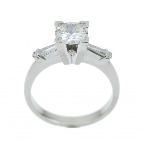 SOLITAIRE DIAMOND RING.
