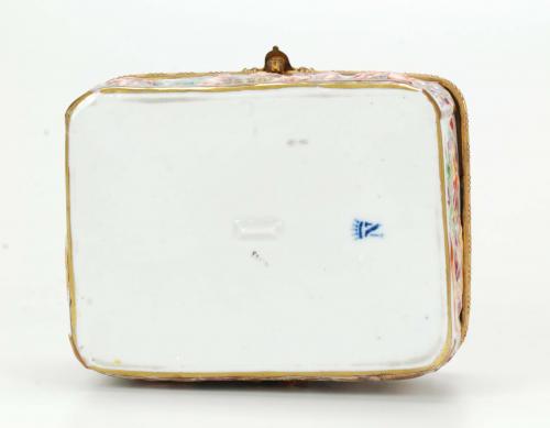 CAPODIMONTE&#39;S JEWELLERY BOX, 19TH CENTURY. 