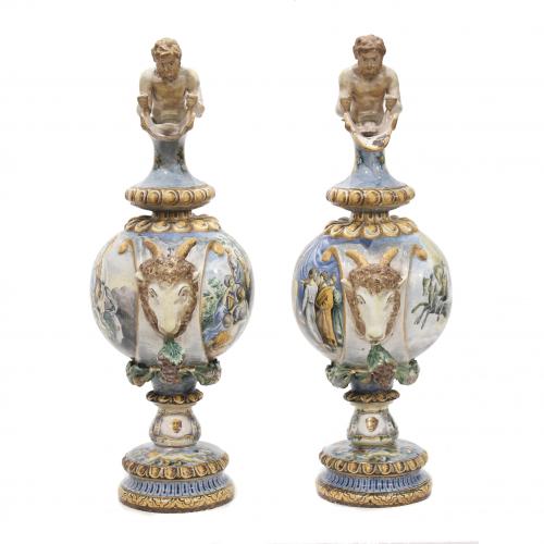 PAREJA DE JARRAS ORNAMENTALES DE MAJOLICA, PPS. SIGLO XX. C