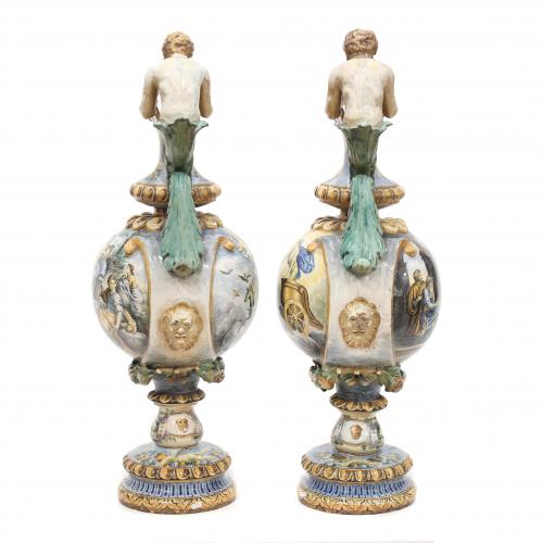PAREJA DE JARRAS ORNAMENTALES DE MAJOLICA, PPS. SIGLO XX. C