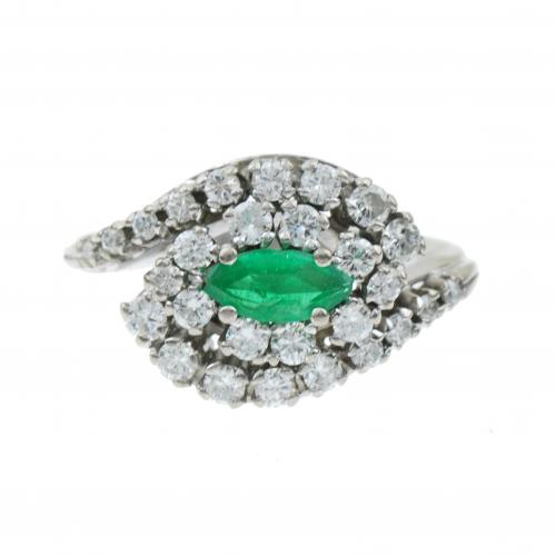 RING WITH EMERALD AND DIAMONDS.