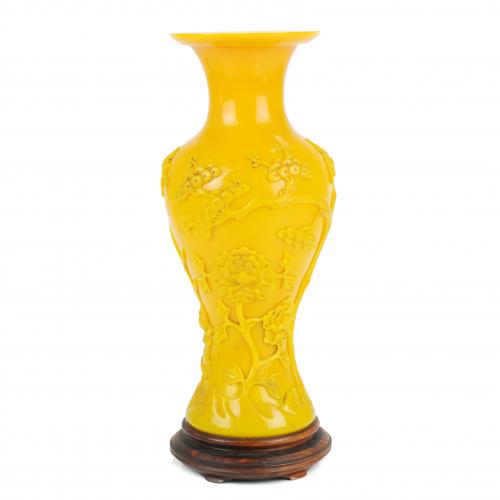 MID 20TH CENTURY CHINESE SCHOOL BEIJING GLASS VASE.