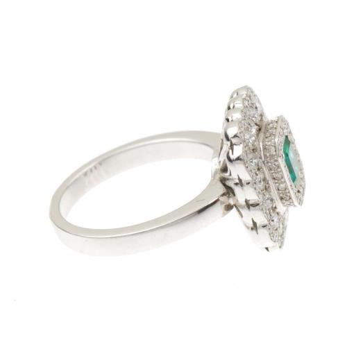 RING WITH DIAMONDS AND EMERALD.