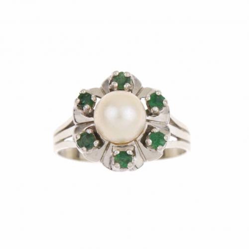 EMERALD AND PEARL RING.