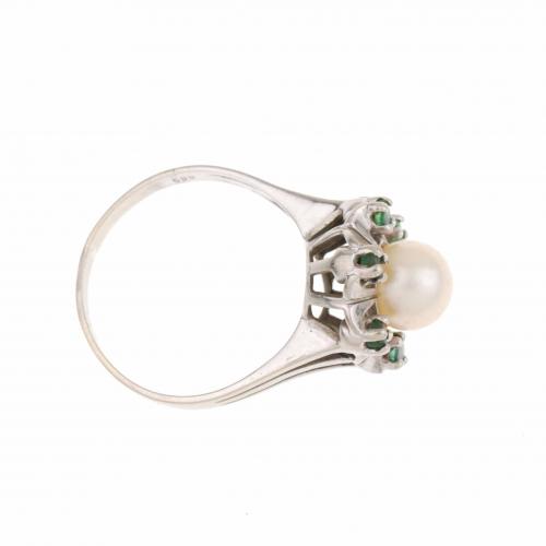 EMERALD AND PEARL RING.