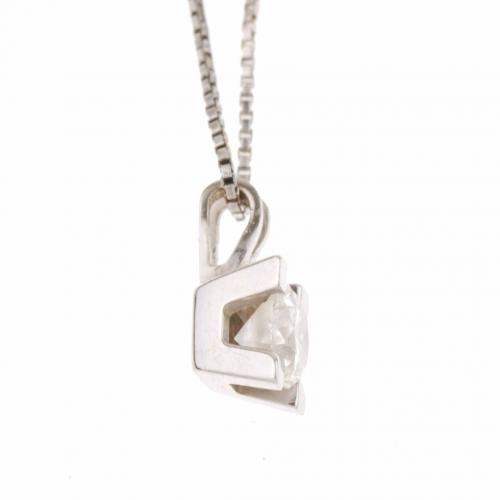 SOLITAIRE DIAMOND PENDANT WITH CHAIN.