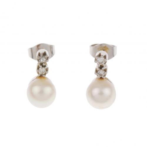 EARRINGS WITH TWO DIAMONDS AND A PEARL.