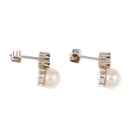 EARRINGS WITH TWO DIAMONDS AND A PEARL.