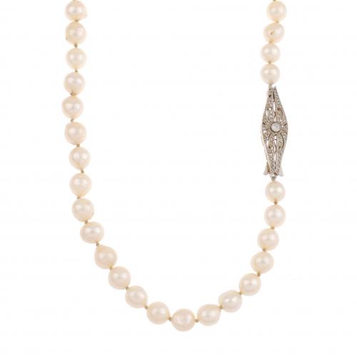 LONG  PEARL NECKLACE.
