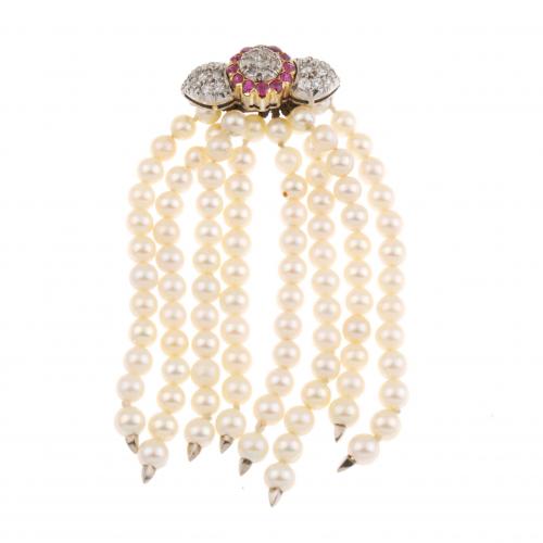 BROOCH WITH STRINGS OF HANGING PEARLS.