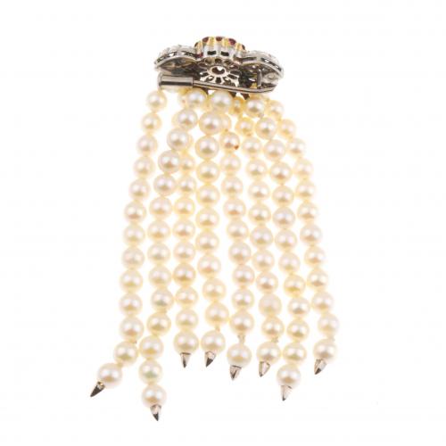 BROOCH WITH STRINGS OF HANGING PEARLS.