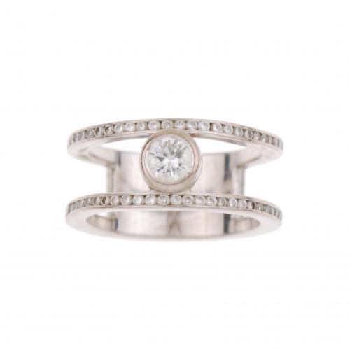 SOLITAIRE DIAMOND RING.