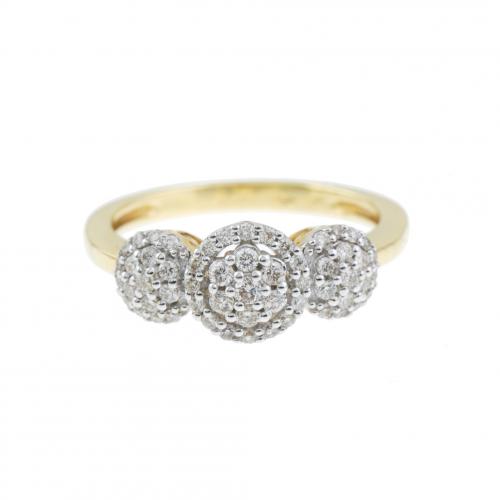 SORTIJA CON TRES ROSETONES DE DIAMANTES.