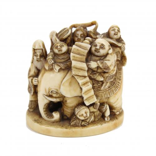 ESCUELA JAPONESA. PERÍODO MEIJI, FIN. SIGLO XIX. TRES DE LOS SIETE DIOSES DE LA FORTUNA SOBRE ELEFANTE.